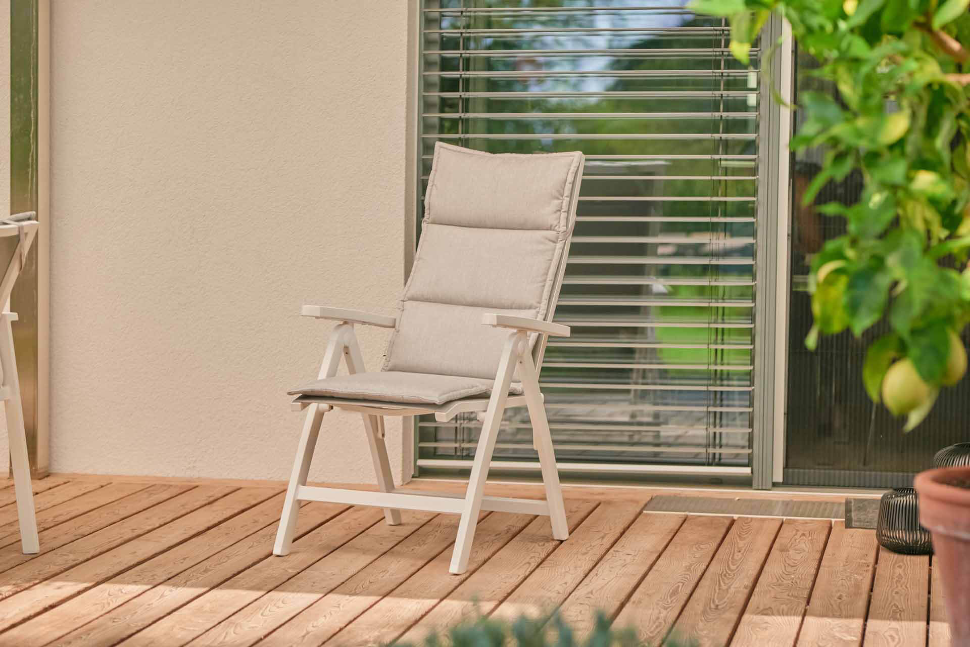 weiße Gartenstühle