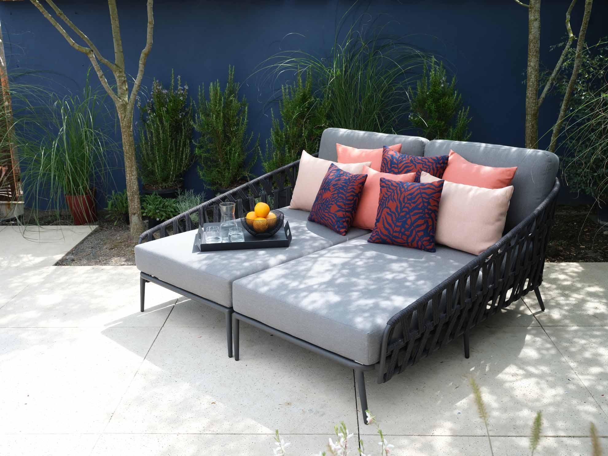 palm-daybed-grau-jati-kebon-mood-6-web-1980-tny.jpg