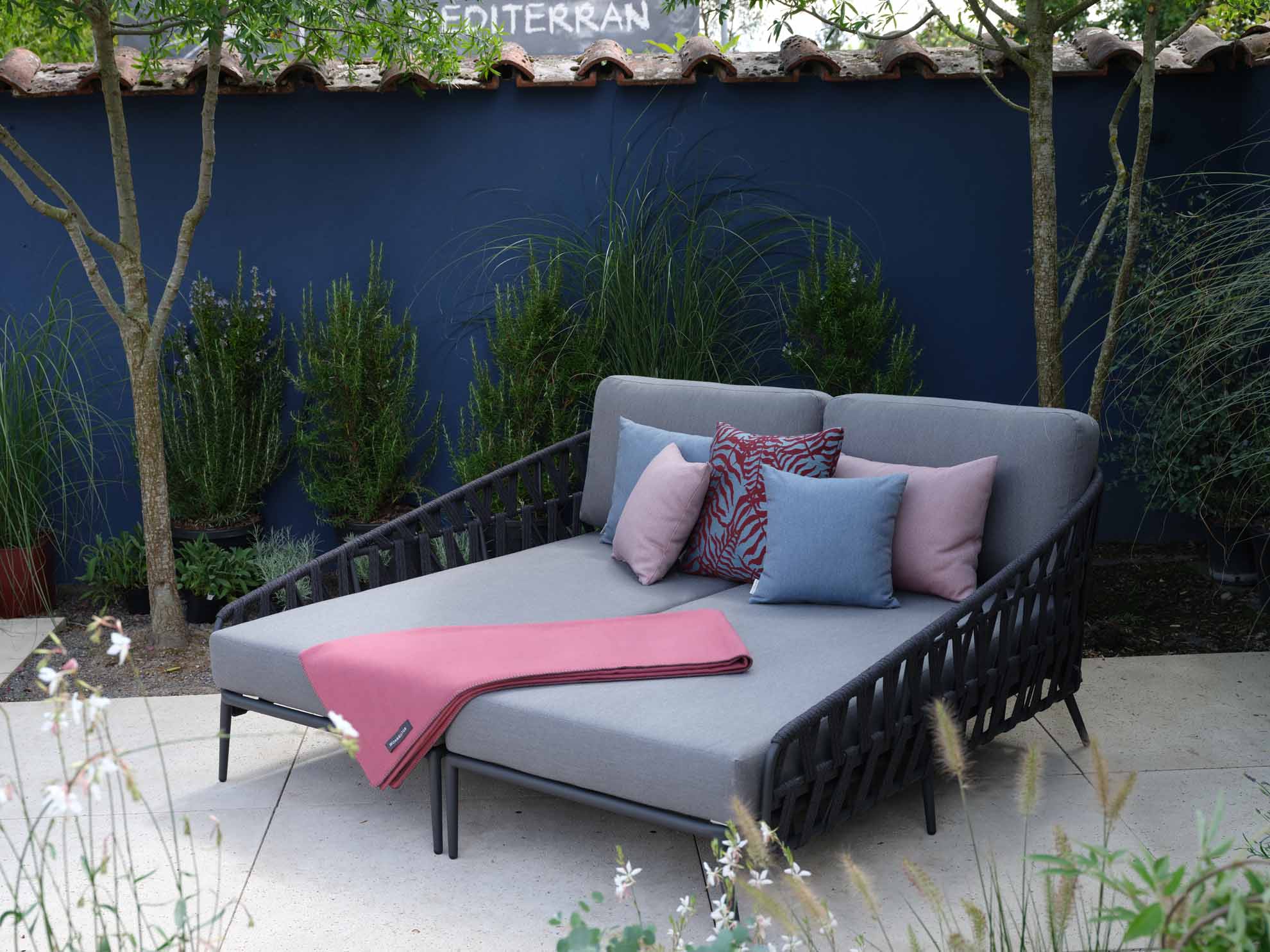 palm-daybed-grau-jati-kebon-mood-3-web-1980-tny.jpg